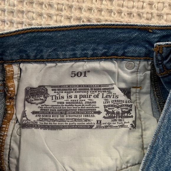 Levi’s 501 Shorts - Picture 3 of 4
